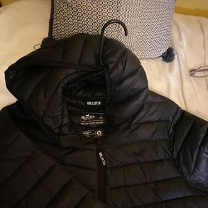 Hollister men’s black hooded puffer jacket